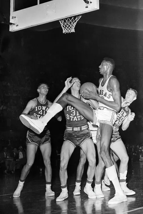 Framed Print : Wilt Chamberlain Raising Leg Under Basket Framed Print : Wilt Chamberlain Raising Leg Under Basket