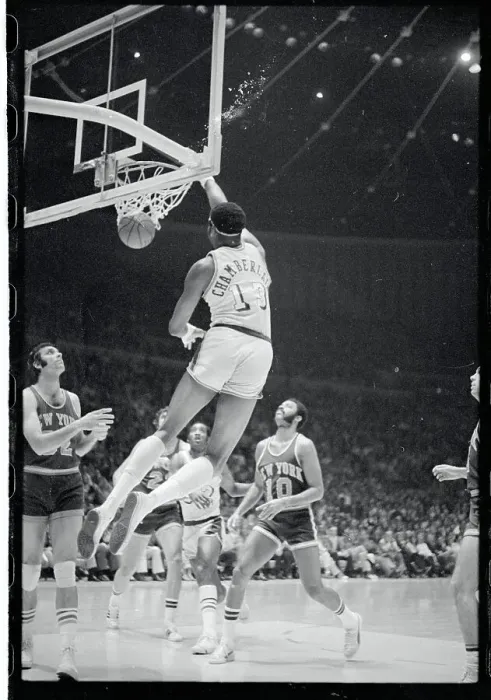 Framed Print : Wilt Chamberlain Sinking Basket