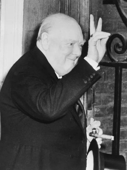 Framed Print : Winston Churchill Giving the V for Victory Framed Print : Winston Churchill Giving the V for Victory