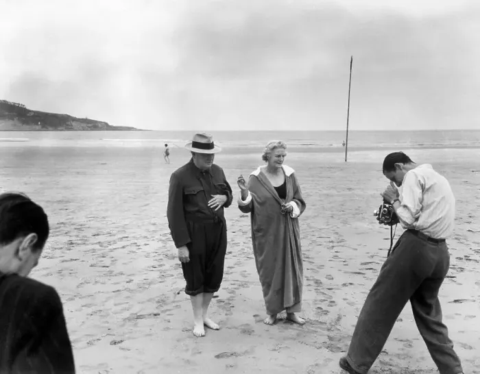 Framed Print : Winston Churchill And Wife Walk On Beach Framed Print : Winston Churchill And Wife Walk On Beach