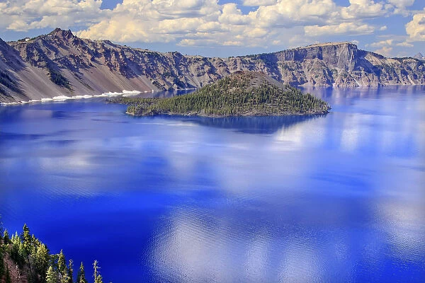 Wizard Island on Crater Lake, Crater Lake National Park, Oregon, USA