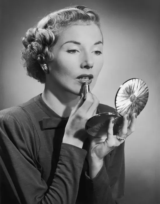 Framed Print : A woman applying her lipstick with the aid of a powder compact, circa 1955. (Photo by H. Armstrong Roberts / Retrofile / Getty Images) Framed Print : A woman applying her lipstick with the aid of a powder compact, circa 1955. (Photo by H. Armstrong Roberts / Retrofile / Getty Images)