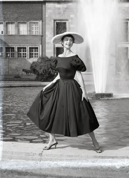 Framed Print : Woman Modelling Dress & Hat At Fountain Framed Print : Woman Modelling Dress & Hat At Fountain