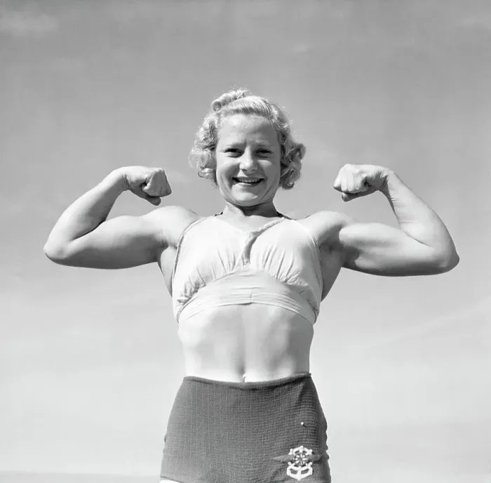 Framed Print : Woman Weight-Lifter In Typical Pose Framed Print : Woman Weight-Lifter In Typical Pose