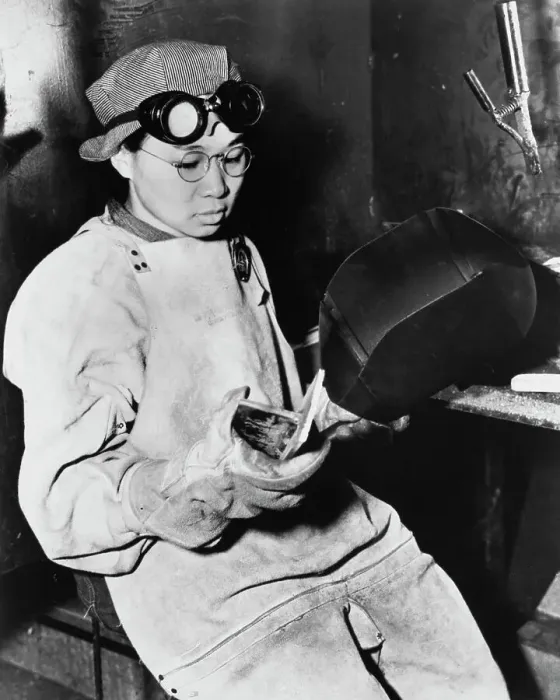 Framed Print : Woman Work at the New York Navy Yard Framed Print : Woman Work at the New York Navy Yard