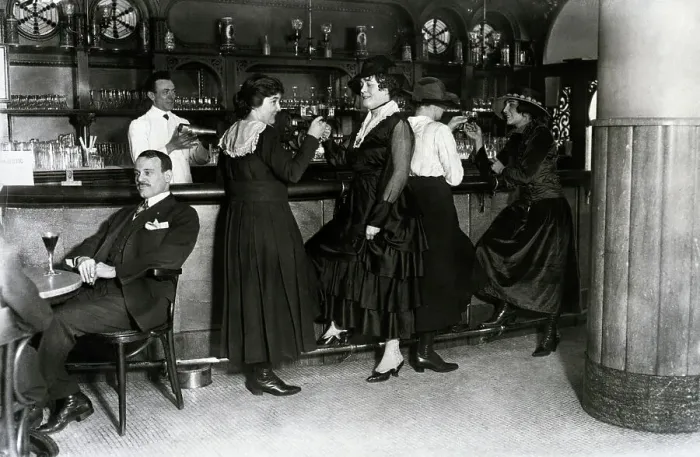 Framed Print : Women Drinking at Bar in the Hotel Majestic Framed Print : Women Drinking at Bar in the Hotel Majestic