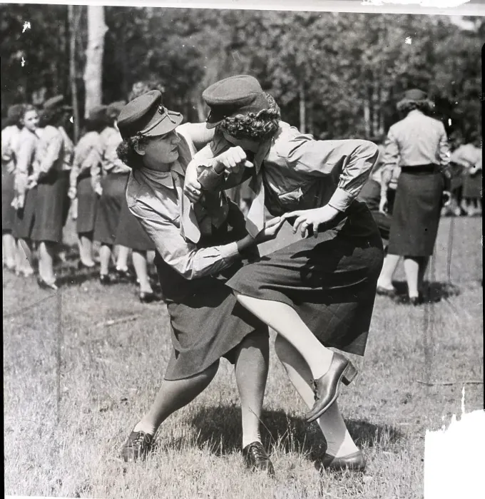Framed Print : Us Women Marines Learn Disarm