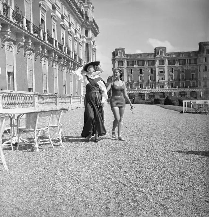 Framed Print : Women in Resort Wear at Biarritz Framed Print : Women in Resort Wear at Biarritz