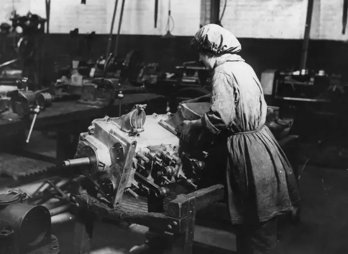 Framed Print : Women War Workers Framed Print : Women War Workers