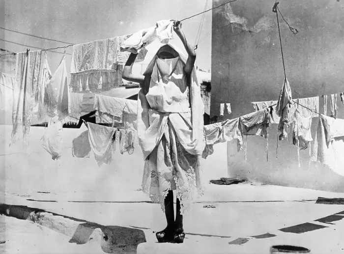 Framed Print : WOMEN WORKING IN TUNISIA