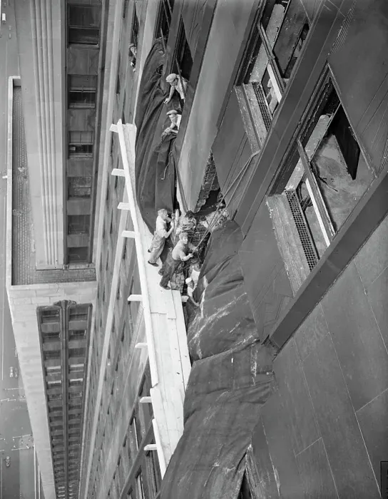 Framed Print : Workers on Side of Empire State Building Framed Print : Workers on Side of Empire State Building