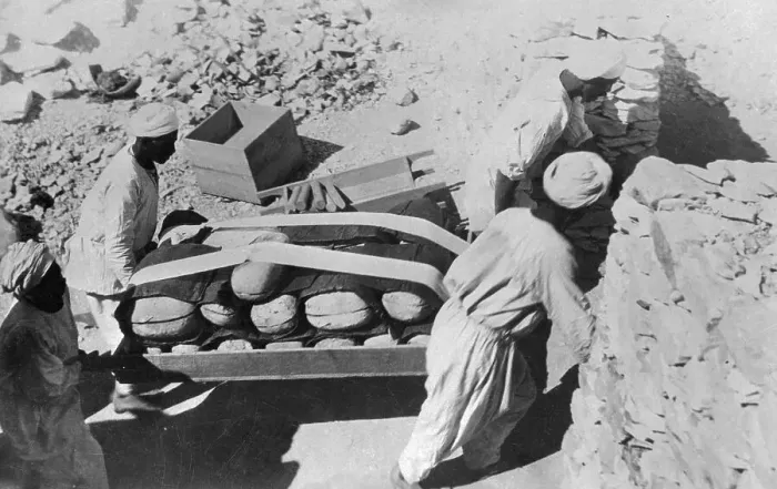 Framed Print : Workers Moving Smaller Items from King Tut tomb Framed Print : Workers Moving Smaller Items from King Tut tomb
