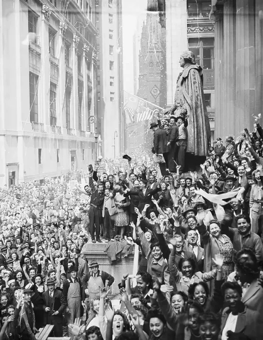 Framed Print : Workers on Wall Street Celebrating the End of WWII Framed Print : Workers on Wall Street Celebrating the End of WWII