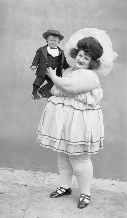 Framed Print : World's Heaviest Woman Holding Smallest Man Framed Print : World's Heaviest Woman Holding Smallest Man