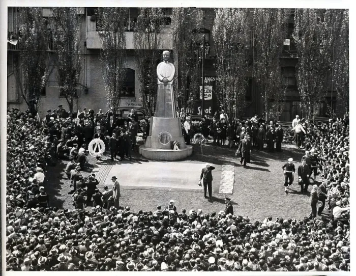 Framed Print : Wreath Placed At Sun Yat Sen Statue Framed Print : Wreath Placed At Sun Yat Sen Statue