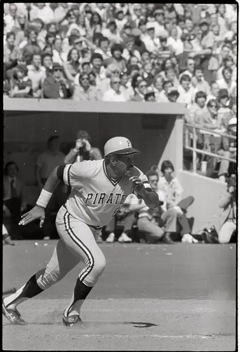 Framed Print : W.Stargell Starts Run For 1St Base @Game Framed Print : W.Stargell Starts Run For 1St Base @Game
