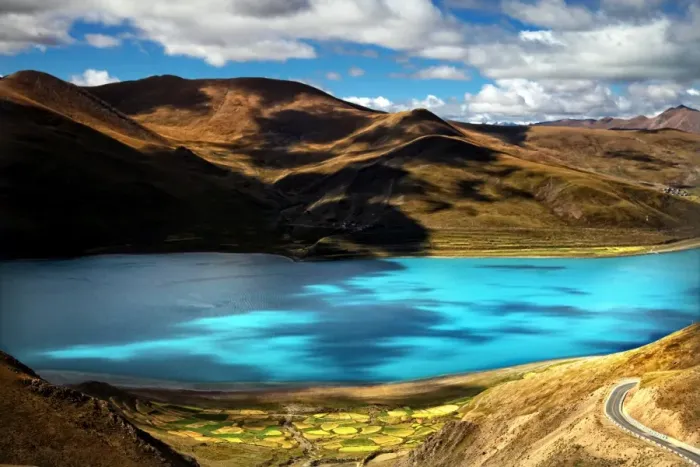 Framed Print : Yamdrok-tso Lake Glowing Blue in Tibet Framed Print : Yamdrok-tso Lake Glowing Blue in Tibet