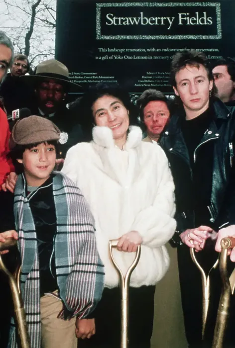 Framed Print : Yoko Ono With Sean And Julian Lennon Framed Print : Yoko Ono With Sean And Julian Lennon