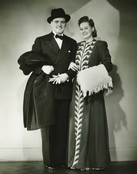 Framed Print : Young couple wearing formal dress standing in studio, (B&W) Framed Print : Young couple wearing formal dress standing in studio, (B&W)