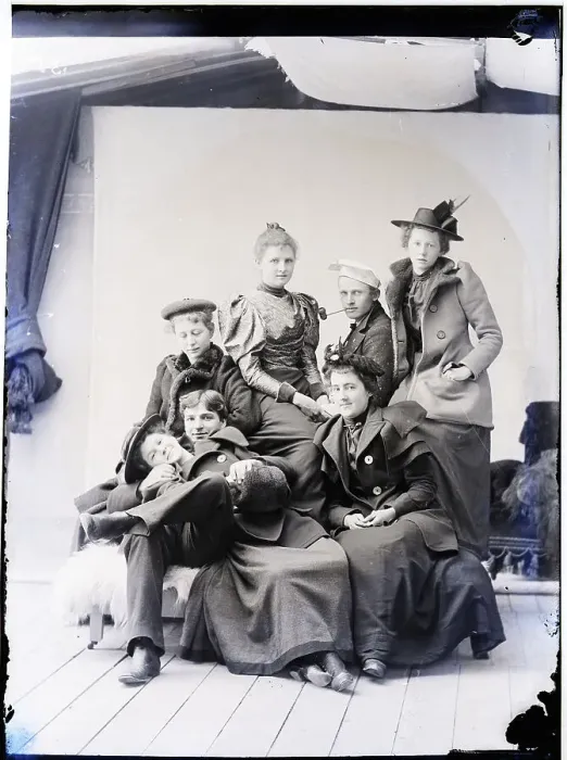 Framed Print : Young People Of Gay 1890S In Gag Shot Framed Print : Young People Of Gay 1890S In Gag Shot
