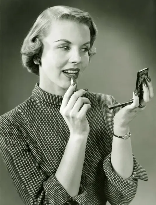 Framed Print : Young woman applying lipstick, looking at powder compact mirror, (B&W), close-up Framed Print : Young woman applying lipstick, looking at powder compact mirror, (B&W), close-up