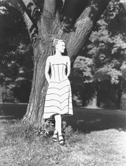 Framed Print : Young woman leaning on tree in park, (B&W) Framed Print : Young woman leaning on tree in park, (B&W)