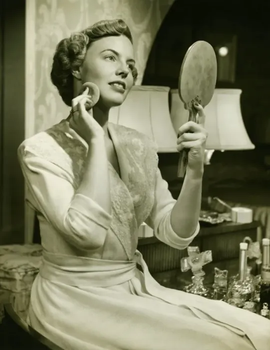 Framed Print : Young woman powdering face, at home, (B&W), close-up Framed Print : Young woman powdering face, at home, (B&W), close-up