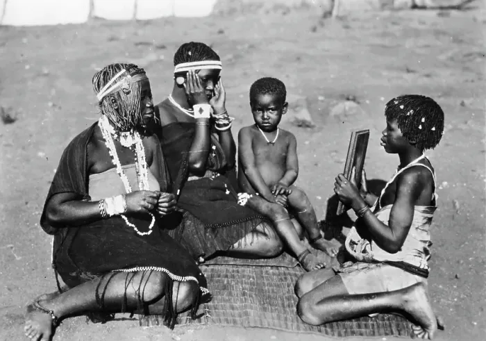 Framed Print : ZULU WOMEN WITH MIRROR Framed Print : ZULU WOMEN WITH MIRROR