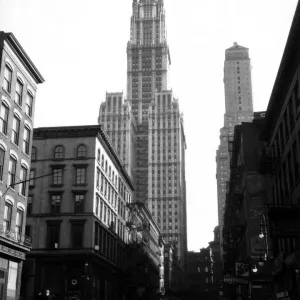 Iconic Buildings Around the World Photographic Print Collection: Iconic Woolworth Building