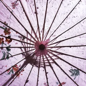 Vue d'ensemble abstraite d'un parapluie japonais, Camden, Londres, Royaume-Uni. Vue d'ensemble abstraite d'un parapluie japonais, Camden, Londres, Royaume-Uni.