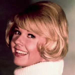 Hollywood Glamour Poster Print Collection: Doris Day