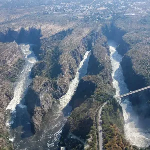 Vista aérea, barranco con el Puente Victoria sobre el río Zambezi, en las Cataratas Victoria, Livingstone, Zambia. Vista aérea, barranco con el Puente Victoria sobre el río Zambezi, en las Cataratas Victoria, Livingstone, Zambia.