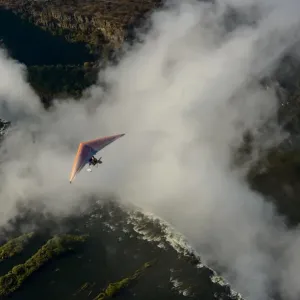 Vista aérea de un microligero (ultralight) volando sobre el río Zambezi y las Cataratas Victoria. Livingstone. Zambia. Vista aérea de un microligero (ultralight) volando sobre el río Zambezi y las Cataratas Victoria. Livingstone. Zambia.