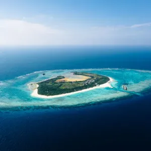 Vue aérienne de l'île japonaise tropicale avec récif corallien et eau bleue, Okinawa. Vue aérienne de l'île japonaise tropicale avec récif corallien et eau bleue, Okinawa.