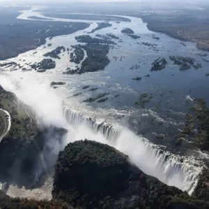 Vista aérea, las Cataratas de Victoria con el Puente de las Cataratas de Victoria sobre el río Zambezi, Livingstone, Zambia. Vista aérea, las Cataratas de Victoria con el Puente de las Cataratas de Victoria sobre el río Zambezi, Livingstone, Zambia.