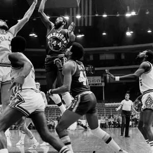 American basketball player Clifford Ray playing for the Golden State Warriors at the Chicago Stadium, Chicago, Illinois American basketball player Clifford Ray playing for the Golden State Warriors at the Chicago Stadium, Chicago, Illinois