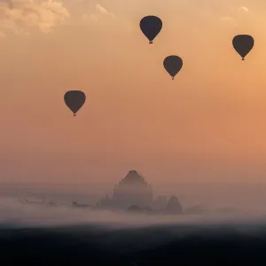 La pagode de Bagan avec des ballons à air chaud le matin. La pagode de Bagan avec des ballons à air chaud le matin.