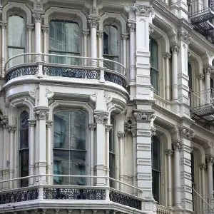 La ventana de la fachada típica de un edificio de hierro fundido con escaleras de emergencia en Chelsea, Nueva York. La ventana de la fachada típica de un edificio de hierro fundido con escaleras de emergencia en Chelsea, Nueva York.