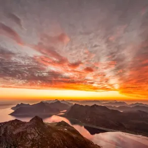 Le lever du soleil à Lofoten, Norvège. Le lever du soleil à Lofoten, Norvège.