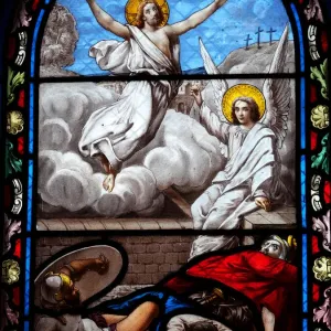 Scène biblique du Christ ressuscité sur une fenêtre de verre teinté antique. Scène biblique du Christ ressuscité sur une fenêtre de verre teinté antique.