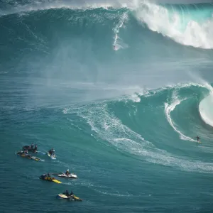 Visual Treasures Jigsaw Puzzle Collection: Big Wave Surfing