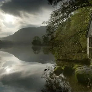 Une cabane à bateaux le matin. Une cabane à bateaux le matin.