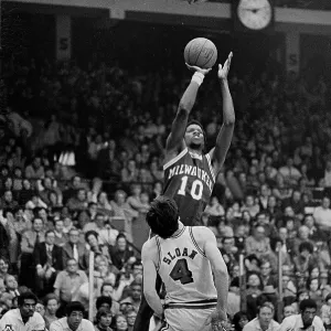 Bob Dandridge of the Milwaukee Bucks in the 1972-1973 season at the Chicago Stadium in Chicago, Il Bob Dandridge of the Milwaukee Bucks in the 1972-1973 season at the Chicago Stadium in Chicago, Il