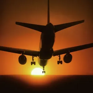 Boeing 757 landing in the sun at Los Angeles International Airport Boeing 757 landing in the sun at Los Angeles International Airport