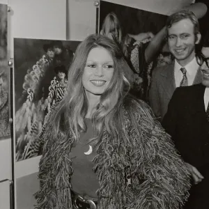 Images Dated 1971 December: 6 Dec 1971