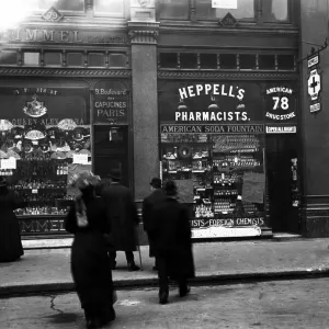 Vetrine rotte dei negozi in The Strand a Charing Cross, dopo la dimostrazione delle suffragette. Vetrine rotte dei negozi in The Strand a Charing Cross, dopo la dimostrazione delle suffragette.
