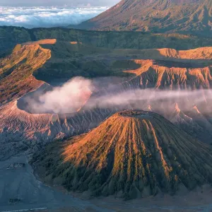 Bromo Vocalno at sunrise, East Java, Indonesia Bromo Vocalno at sunrise, East Java, Indonesia