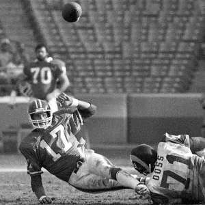 Broncos QB Steve DeBerg Under Pressure Broncos QB Steve DeBerg Under Pressure