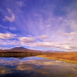 Le Canada, Territoire du Yukon, la route Dempster, les nuages reflétés sur le lac. Le Canada, Territoire du Yukon, la route Dempster, les nuages reflétés sur le lac.