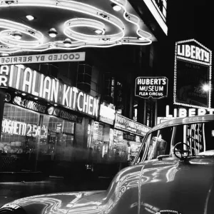 Voiture et lumières néon à New York.
